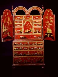 Doppeltüriger Schrank von Königin Anne mit geöffneten Türen