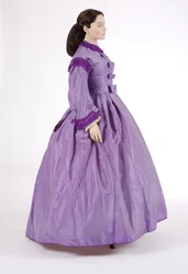 Seitenansicht eines lila Tageskleides, 1860er Jahre