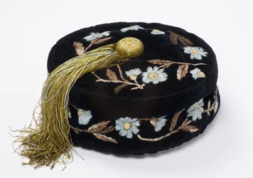 Rauchkappe, ca. 1880 (bestickter Samt, gefüttert mit maschinengequilteter Seide)