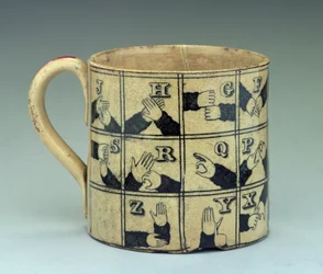 Staffordshire-Becher mit Darstellung des Alphabets in Gebärdensprache, ca. 1820