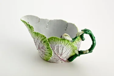 Staffordshire Saucenboot aus geformten Blättern und Zweiggriff, ca. 1749-60