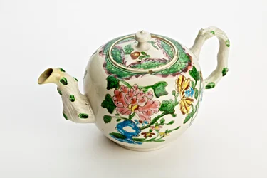 Staffordshire Teekanne dekoriert mit Chrysanthemen, 1760