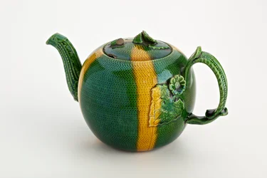 Staffordshire Teekanne mit Krabbenstockgriff und -ausguss, 1750