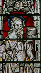 Das Ostfenster (Ew), einen Apostel (St. Matthäus?) darstellend