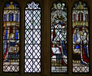 Das Ostfenster (Ew) mit den Überresten der königlichen Hauptfiguren: links Prinz Edward (zukünftiger Edward V) und rechts die königlichen Prinzessinnen