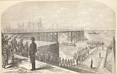 Die Gefangenen kehren von ihrer Arbeit im Arsenal zu den Hulks zurück, Illustration aus The Criminal Prisons of London and Scenes from Prison Life von Henry Mayhew und John Binny, veröffentlicht 1862