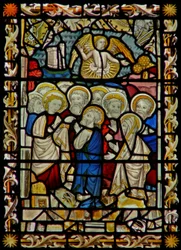 Das Ostfenster, das die Versammlung der Apostel (für das Begräbnis der Jungfrau?) darstellt