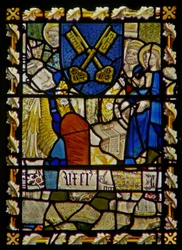 Das Ostfenster, das den heiligen Johannes, den heiligen Petrus am Tor, ein Schild mit einem Symbol des heiligen Petrus darstellt
