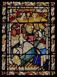 Das Ostfenster, das die Geburt Christi darstellt