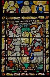 Das Ostfenster, das die Verhaftung des heiligen Johannes, einen Engelmusiker und die Jungfrau mit Kind und eine andere Jungfrau im Baldachin darstellt