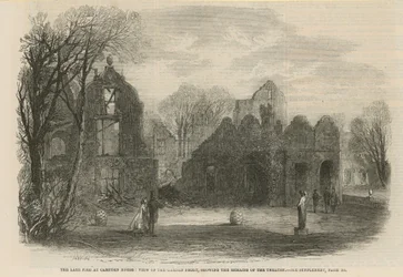 Das kürzliche Feuer im Campden House: Ansicht der Gartenfront, die die Überreste des Theaters zeigt