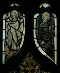Fenster mit Maßwerk, das Engel darstellt