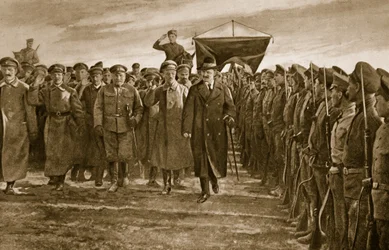 Trotzki, Russlands bolschewistischer Kriegskommissar, inspiziert ein Regiment der Letten, die die Elite der Roten Armee bildeten, 1914-19