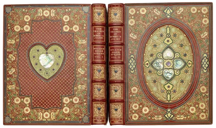 Obere und untere Deckelsets mit Herz- und Blumendesigns, ca. 1920