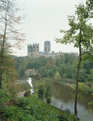Blick auf die Kathedrale von Durham über den Fluss Wear, begonnen 1093