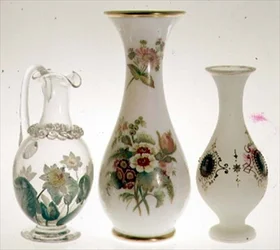 Wasserkrug, dekoriert mit Seerosen in Keramikfarbe, umhüllt mit Kristall, von Henry G. Richardson, Mitte 19. Jahrhundert; zwei Opalglasvasen von Henry G. Richardson, spätes 19. Jahrhundert; Opalglasvase mit Emailmalerei, spätes 19. Jahrhundert