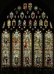Fenster Ew, Darstellung von Somerset-Glas um 1450 im Ostfenster mit zehn feinen Heiligenfiguren