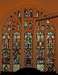 Fenster EW mit dem Ostfenster mit einigen 14. Jahrhundert-Paneelen aus der vorherigen Kirche