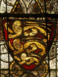 Fenster S2, das die Wappen Englands darstellt