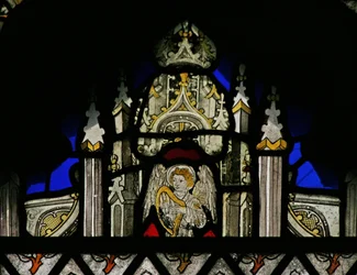 Fenster Sa, das einen Baldachin mit einem musizierenden Engel darstellt