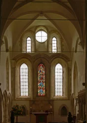 Fenster mit Blick auf das Ostende des Chors mit dem Jessebaum-Fenster