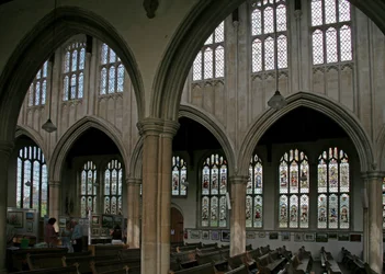 Fenster zeigt einen Blick auf die Nordseite der Kirche