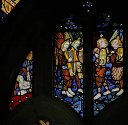 Fenster s1 mit musizierenden Engeln mit Harfen und Crwth (walisische Fiedel)