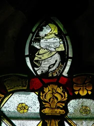 Fenster s4, Darstellung eines Musiker-Grotesken auf einem Baldachin