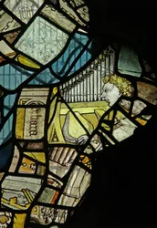 Fenster s4, Fragmente darstellend, darunter ein musizierender Engel mit einer Orgel