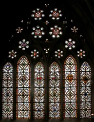 Fenster s5 mit geometrischem Grisaille und Rundfenstern in den Maßwerklichtern