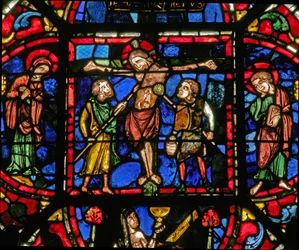 Fenster w0 mit der Kreuzigung mit Maria und Johannes und Soldaten mit einem Speer und dem Essigschwamm