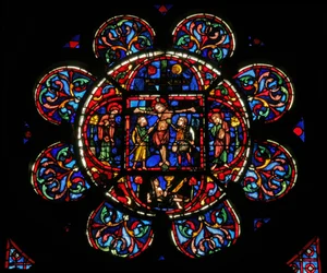 Fenster w0 mit der Kreuzigung mit Maria und Johannes und Soldaten mit einem Speer und dem Essigschwamm