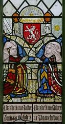 Fenster w1 zeigt Elizabeth Talbot, Herzogin von Norfolk und Elizabeth Tilney, Gräfin von Surrey mit dem Wappen der Familie Mowbray darüber