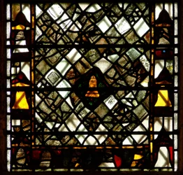 Fenster w41, Darstellung einer Glocke und Grisaille