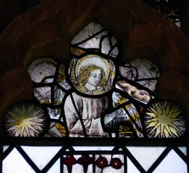 Fenster w6 zeigt einen Engel und Edward IV Sonnenstrahlen