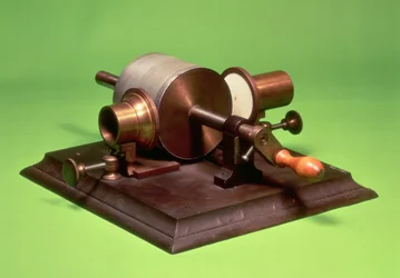 Replik des ersten Phonographen, erfunden von Thomas Alva Edison (1847-1931) im Jahr 1877