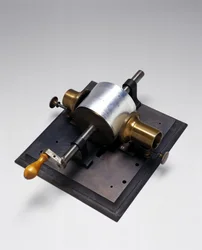 Replik des ersten Phonographen, erfunden von Thomas Alva Edison, 1877