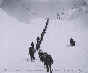 Der letzte Aufstieg zum Gipfel des Chilcoot-Passes an der Grenze zwischen Kanada und den USA