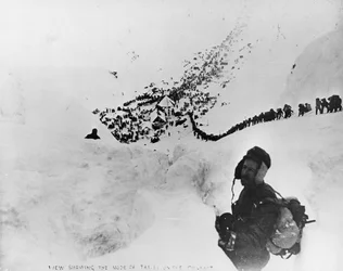 Ansicht der Art des Reisens am Chilkoot, aus „One Man