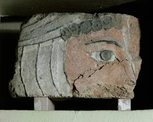 Fragment eines menschlichen Kopfes mit einem Bachelik
