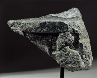 Fragment einer Vase mit einem Relief eines Trägers aus Susa, Iran, Akkadische Periode