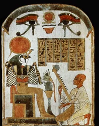 Der Musiker von Amon Djedkhonsouiouefankh spielt Harfe vor dem Gott Re-Horakhty. Er singt: Re anbeten, wenn er strahlt.