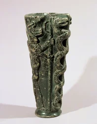 Libationsvase von König Gudea, gewidmet Ningishzidda, mit den Akolythen dieses Gottes, verschlungenen Schlangen und geflügelten Drachenschlangen