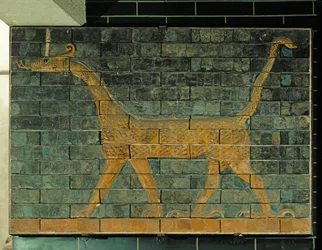 Fabelwesen mit Gazellenkopf, Löwenkörper und Schlangenschwanz