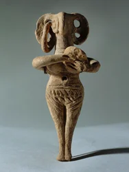 Nackte weibliche Idol, das ein Tamburin hält