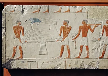 Diener tragen Opfergaben