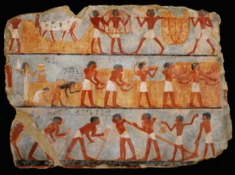 Sklaven tragen Weizen in Körben; Ernte mit Sicheln; drittes Register rechts: vier Männer ziehen einen Pflug