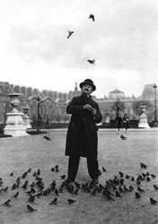 Ein Vogelzauberer, Paris, 1931