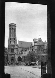 Front und Vorhalle von St Germain l