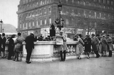 Treffpunkt am Eingang einer Metrostation, Paris, 1931